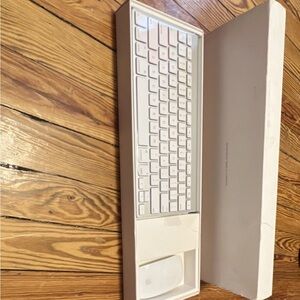 Apple White Wireless Keyboard with Matching White Mouse
